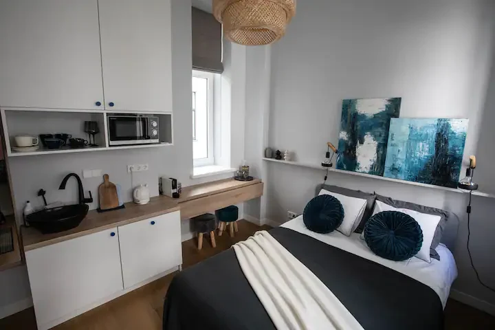 Zilais apartaments — virtuve, galda zona un guļvieta